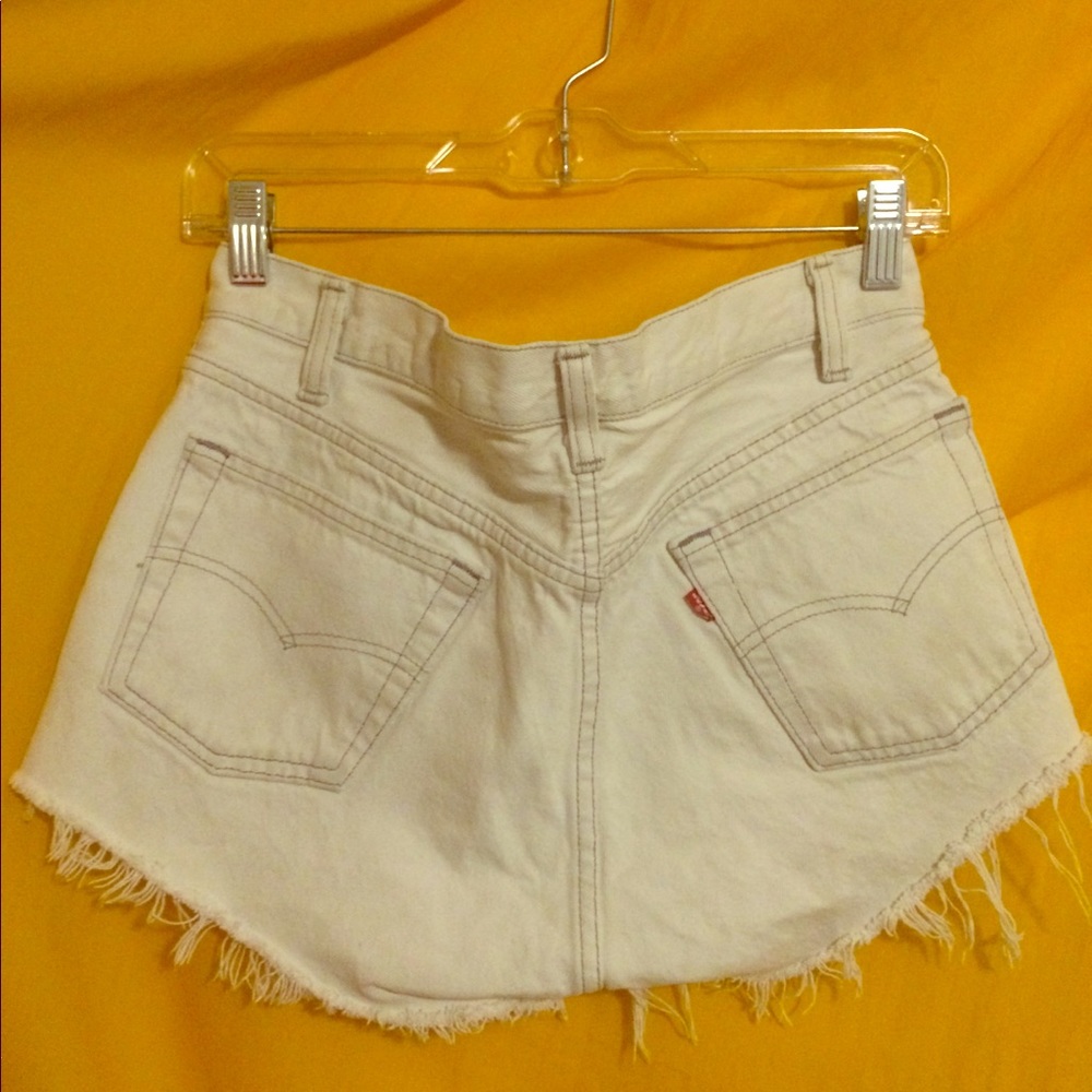 WHITE LEVI CUTOFFS
